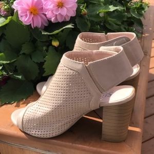 (2* for $30) Beige open toe summer booties by Suzy Shier - size 6